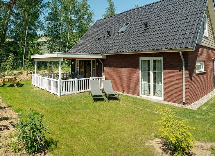 Moderne woonkamer in De Vers 6-persoons kinderbungalow Overloon met eetgedeelte en open keuken.