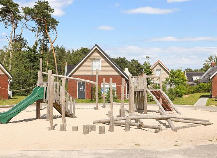 Moderne woonkamer in De Vers 6-persoons kinderbungalow Overloon met eetgedeelte en open keuken.