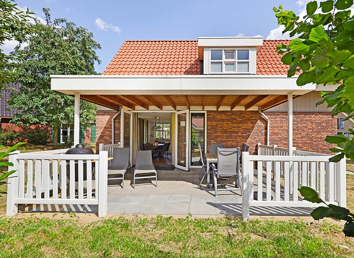 Eetkamer met uitzicht in De Vers bungalow, Overloon, Noord Brabant, ideaal voor familiediners.