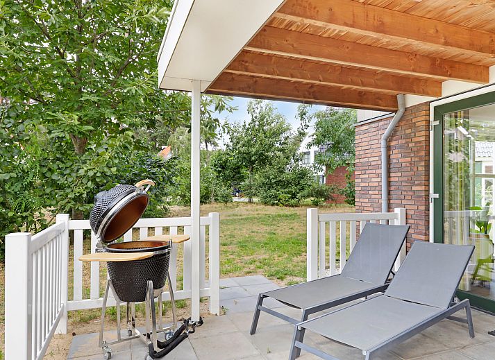 Eetkamer met uitzicht in De Vers bungalow, Overloon, Noord Brabant, ideaal voor familiediners.