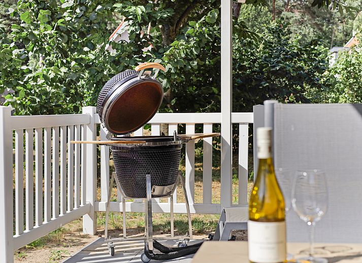 Eetkamer met uitzicht in De Vers bungalow, Overloon, Noord Brabant, ideaal voor familiediners.