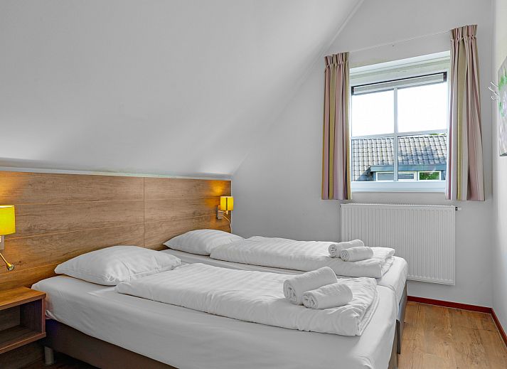 Stijlvolle loungehoek in De Vers 12-persoons bungalow 12C, Overloon, Noord Brabant met uitzicht op de natuur.