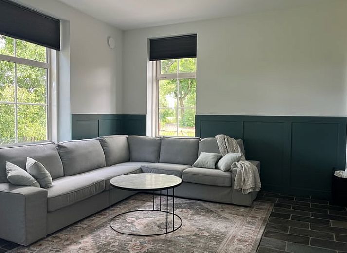 Gezellige zithoek in de tuin van Vakantiehuis in Overloon, omgeven door natuur in Noordoost Brabant.