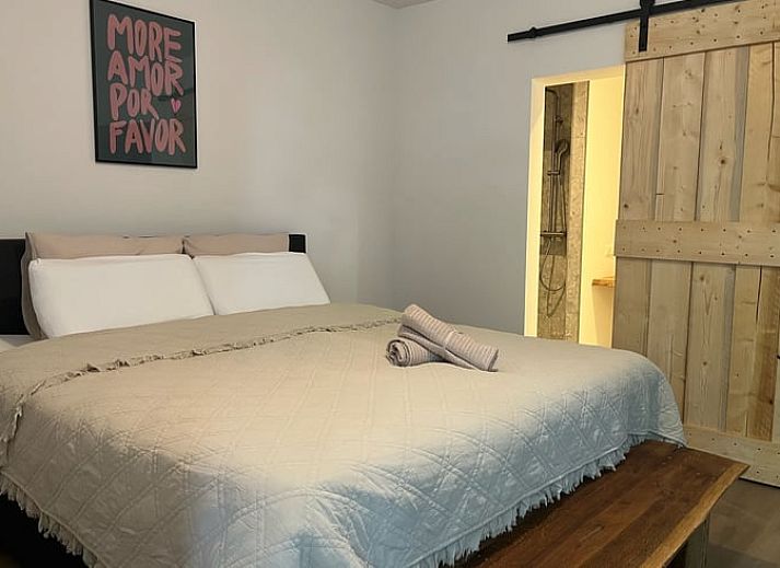 Gezellige zithoek in de tuin van Vakantiehuis in Overloon, omgeven door natuur in Noordoost Brabant.