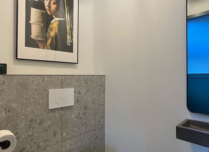 Ruime picknicktafel onder bomen bij Vakantiehuis in Overloon, perfect voor buitenmaaltijden in Noord Brabant.