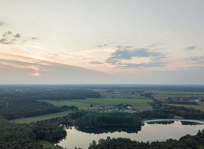 Rustieke hot tub in de tuin van Vakantiehuis in Overloon, omringd door groene natuur voor ultieme ontspanning.