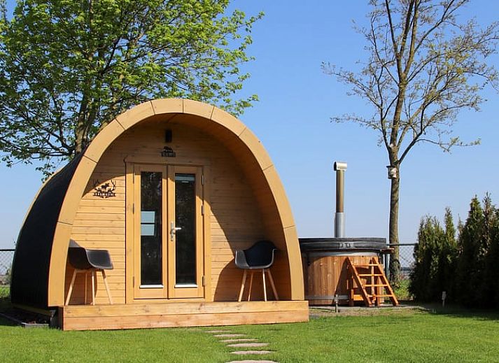 Zonnige dag bij Vakantiehuis in Overloon, Noordoost Brabant, met glamping lodge en picknicktafel in de tuin.
