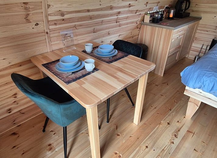 Zonnige dag bij Vakantiehuis in Overloon, Noordoost Brabant, met glamping lodge en picknicktafel in de tuin.