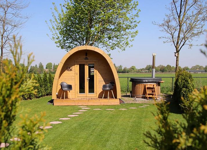 Gezellige glamping lodge bij Vakantiehuis in Overloon, Noordoost Brabant, met uitzicht op groene omgeving.