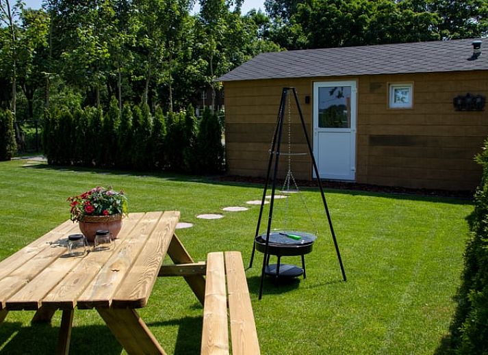 Knusse binnenruimte van Vakantiehuis in Overloon, Noordoost Brabant, met houten interieur en comfortabel bed.