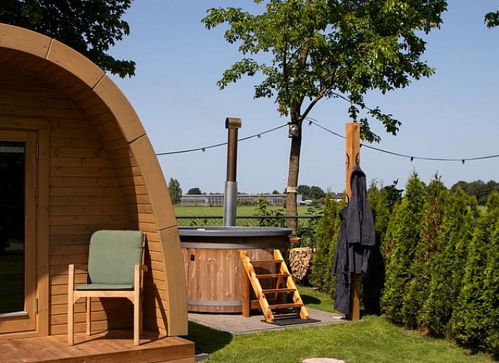 Zicht op tuin en lodge bij Vakantiehuis in Overloon, Noordoost Brabant, met wandelpad en groene natuur.