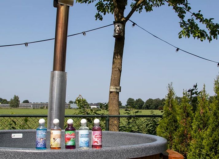 Zicht op tuin en lodge bij Vakantiehuis in Overloon, Noordoost Brabant, met wandelpad en groene natuur.