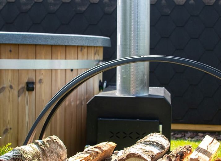 Hottub met uitzicht op landerijen bij Vakantiehuis in Overloon, Noordoost Brabant, ideaal voor ontspanning.