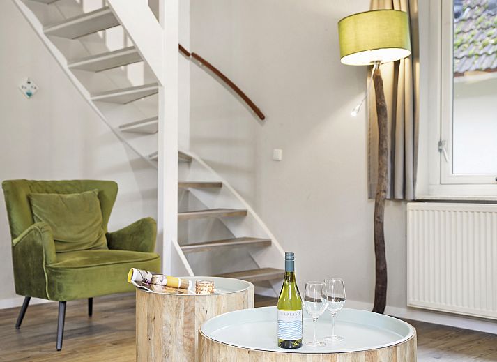 Gezellige woonkamer met open haard in De Vers vakantiehuis in Overloon, Noord Brabant.