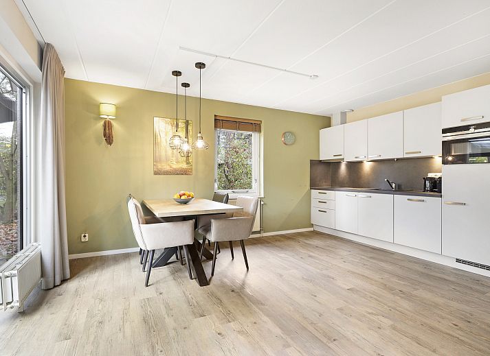 Gezellige woonkamer met open haard in De Vers vakantiehuis in Overloon, Noord Brabant.