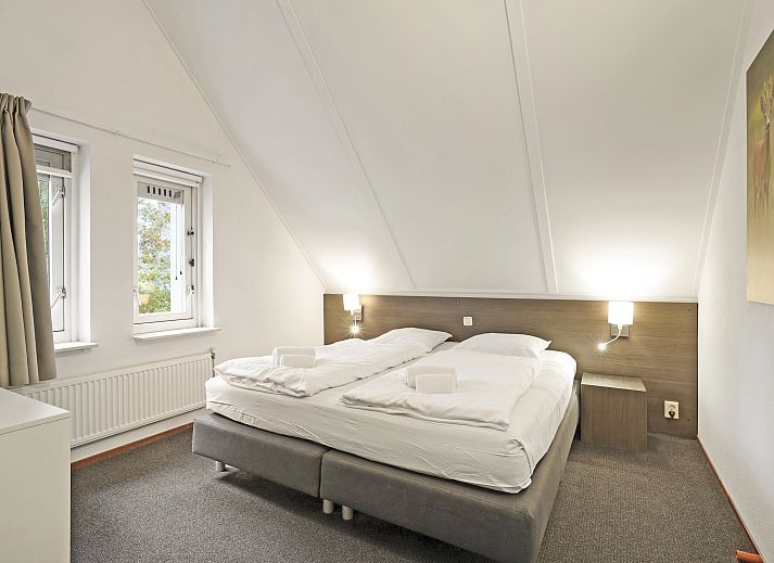 Gezellige woonkamer met open haard in De Vers vakantiehuis in Overloon, Noord Brabant.