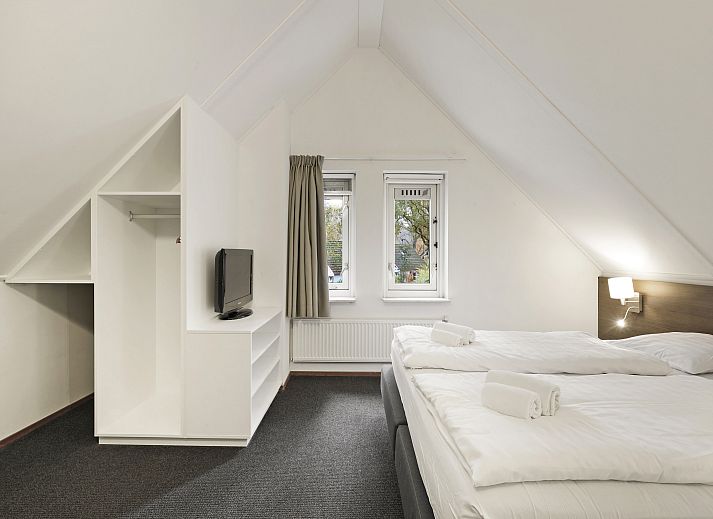 Moderne zithoek met trap in De Vers landhuis, Overloon, Noord Brabant.