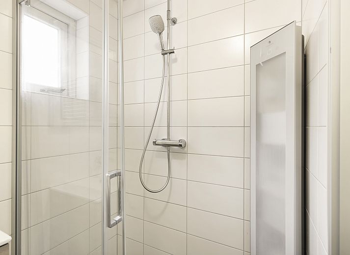 Moderne zithoek met trap in De Vers landhuis, Overloon, Noord Brabant.