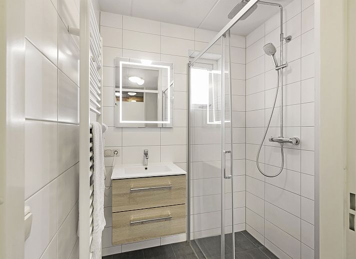 Moderne zithoek met trap in De Vers landhuis, Overloon, Noord Brabant.