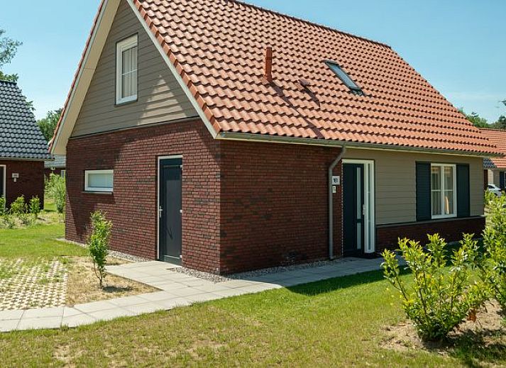 De Vers 6-persoons bungalow 6C2 in Overloon, Noord Brabant met rode dakpannen en groene tuin.