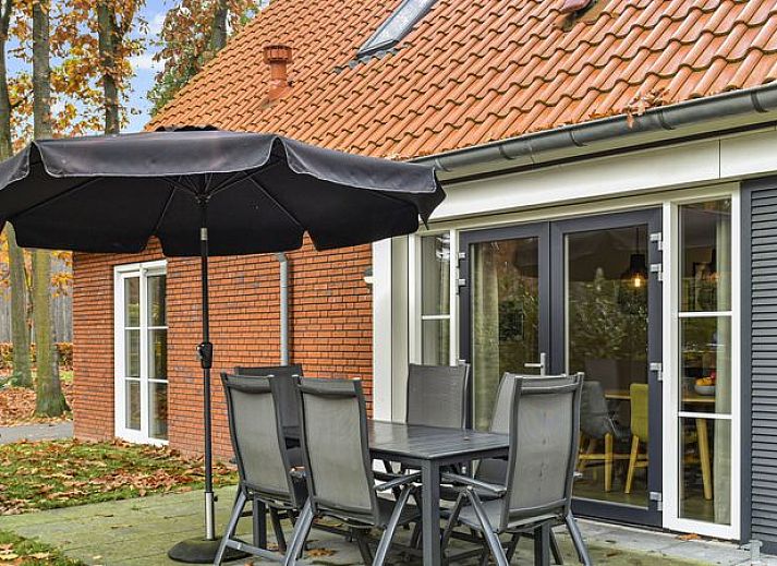 Comfortabele zithoek in De Vers 6-persoons bungalow 6C2, Overloon, met gele accenten en ruime bank.