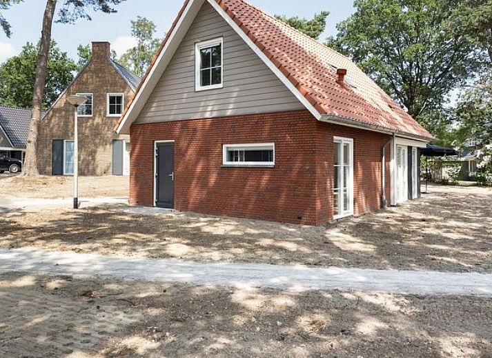Comfortabele zithoek in De Vers 6-persoons bungalow 6C2, Overloon, met gele accenten en ruime bank.