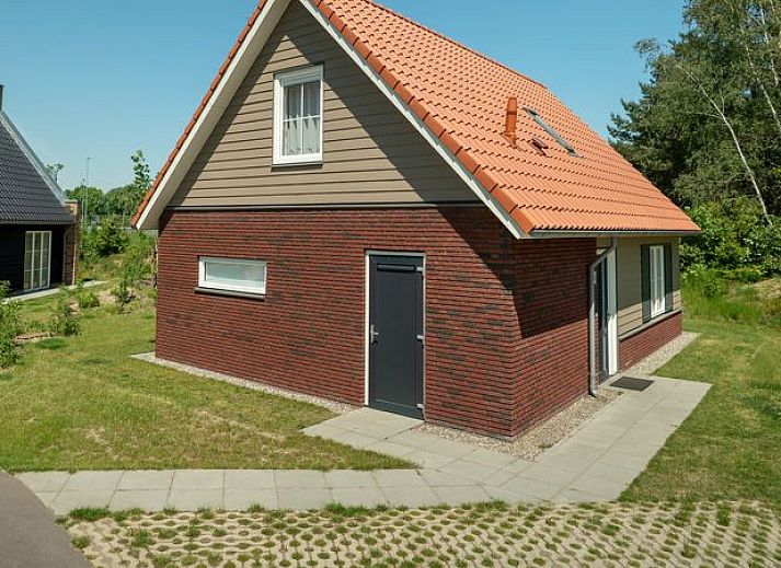 Zonnig terras van De Vers 6-persoons bungalow 6C2 in Overloon met openslaande deuren naar de natuur.