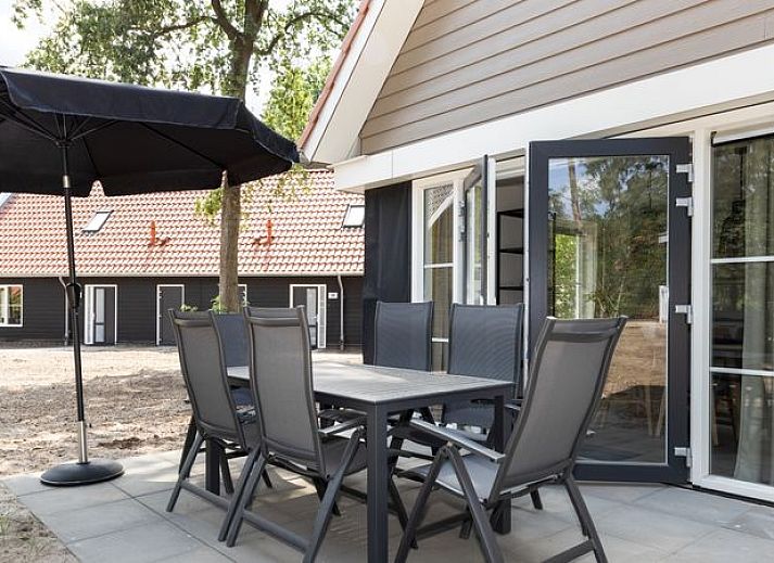 Zonnig terras van De Vers 6-persoons bungalow 6C2 in Overloon met openslaande deuren naar de natuur.