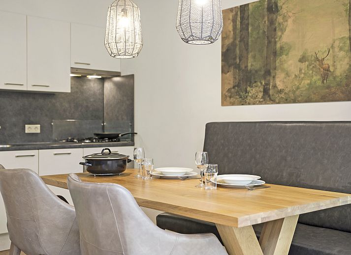 Moderne woonkamer met pelletkachel in De Vers 2-persoons bungalow 2L, Overloon, Noordoost Brabant.