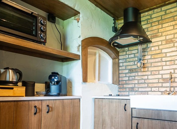 Huisje in Volkel omgeven door wilde bloemen in Noordoost Brabant, Noord Brabant.