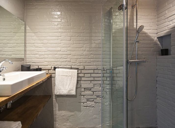 Huisje in Volkel omgeven door wilde bloemen in Noordoost Brabant, Noord Brabant.