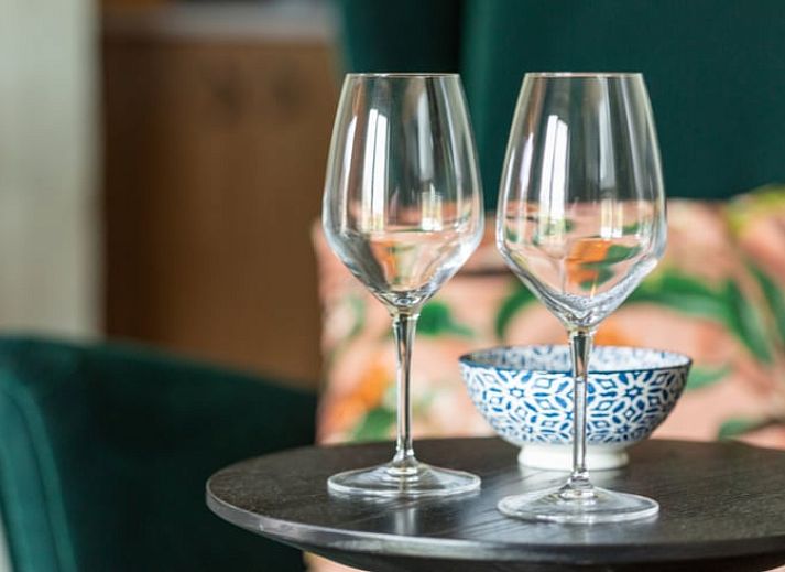 Huisje in Volkel omgeven door wilde bloemen in Noordoost Brabant, Noord Brabant.