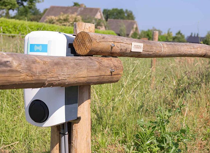 Comfortabele slaapkamer in vakantiehuis NB090, Volkel, Noordoost Brabant met rustieke houten accenten.