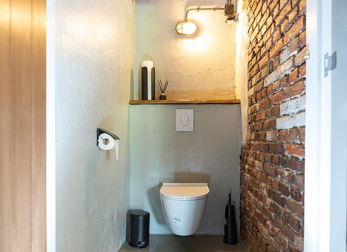 Comfortabele slaapkamer in vakantiehuis NB090, Volkel, Noordoost Brabant met rustieke houten accenten.