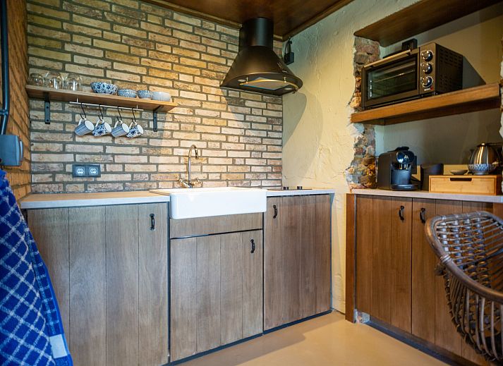 Comfortabele slaapkamer in vakantiehuis NB090, Volkel, Noordoost Brabant met rustieke houten accenten.