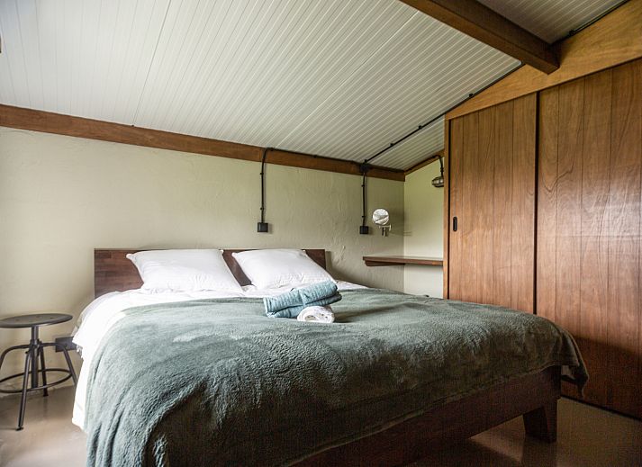 Comfortabele slaapkamer in vakantiehuis NB090, Volkel, Noordoost Brabant met rustieke houten accenten.