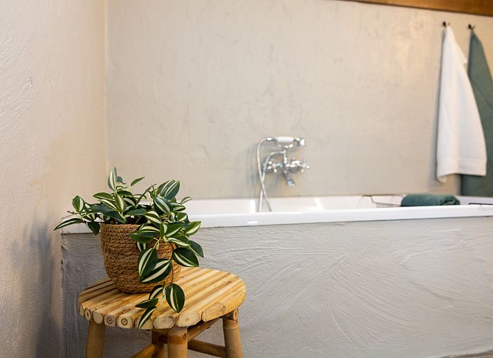 Comfortabele slaapkamer in vakantiehuis NB090, Volkel, Noordoost Brabant met rustieke houten accenten.