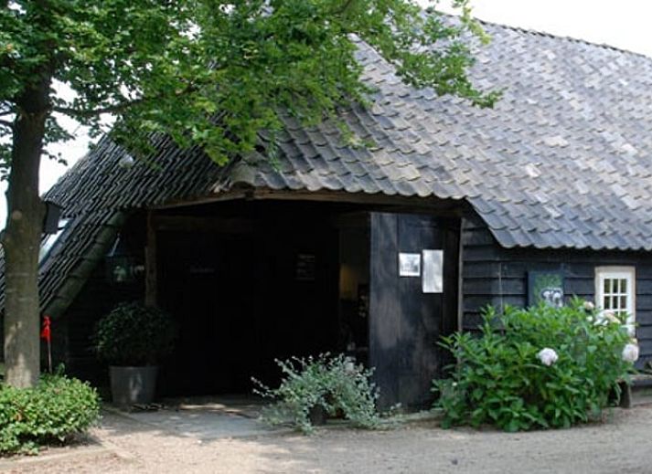 Vakantiehuis in Oeffelt, Noordoost Brabant, omgeven door weelderige natuur en rustieke charme.
