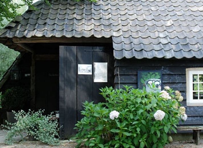 Vakantiehuis in Oeffelt, Noordoost Brabant, omgeven door weelderige natuur en rustieke charme.