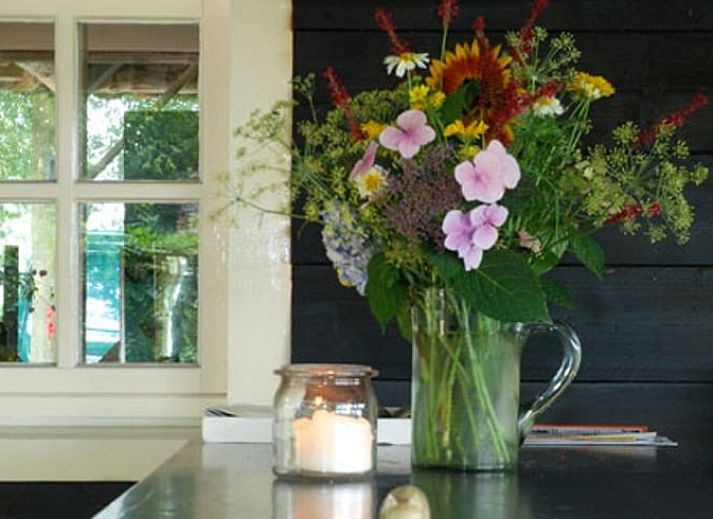 Authentieke schuur bij Vakantiehuis in Oeffelt, Noord Brabant, omgeven door groen en rust.