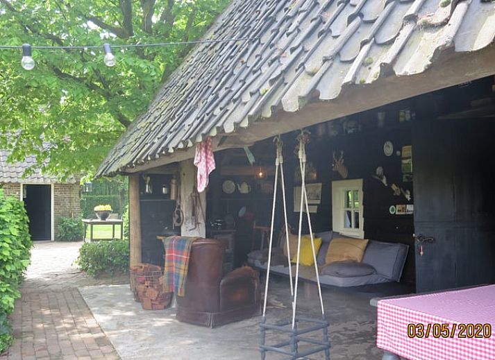 Authentieke schuur bij Vakantiehuis in Oeffelt, Noord Brabant, omgeven door groen en rust.