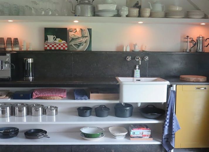 Gezellige buitenruimte bij Vakantiehuis in Oeffelt, Noordoost Brabant, met traditionele architectuur.