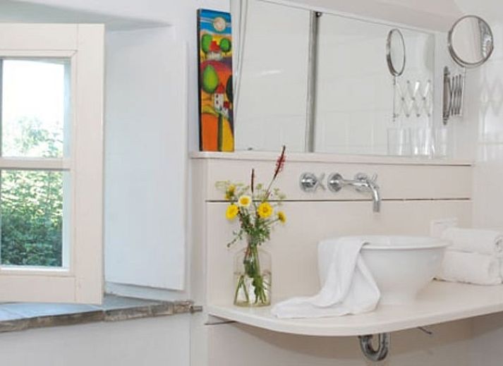 Gezellige buitenruimte bij Vakantiehuis in Oeffelt, Noordoost Brabant, met traditionele architectuur.