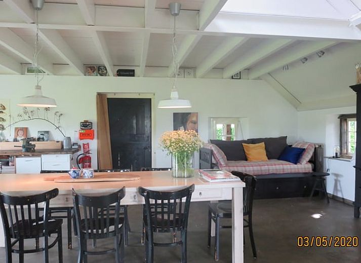 Oude houten kast bij Vakantiehuis in Oeffelt, Noordoost Brabant, omgeven door groene natuur.