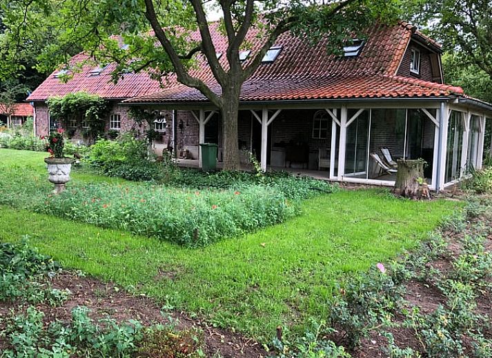 Authentiek Vakantiehuisje in Cuijk met rode dakpannen in Noordoost Brabant, Noord Brabant.
