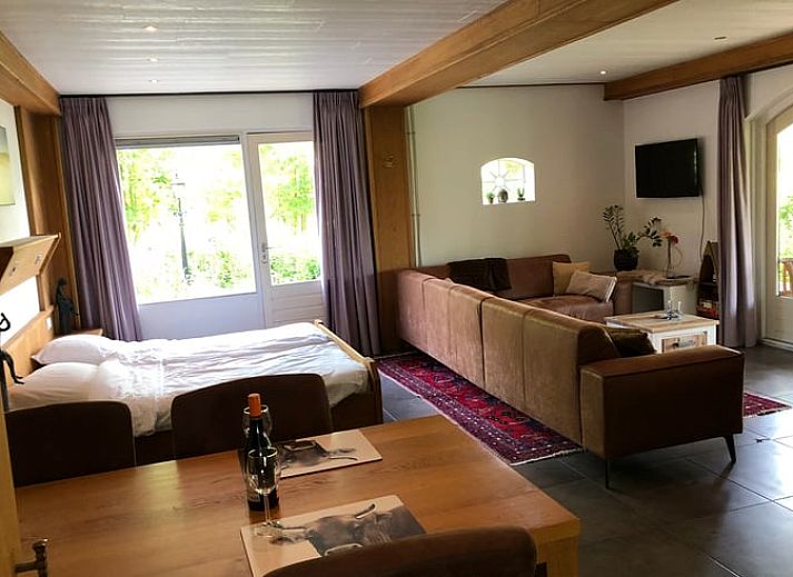 Authentiek Vakantiehuisje in Cuijk met rode dakpannen in Noordoost Brabant, Noord Brabant.