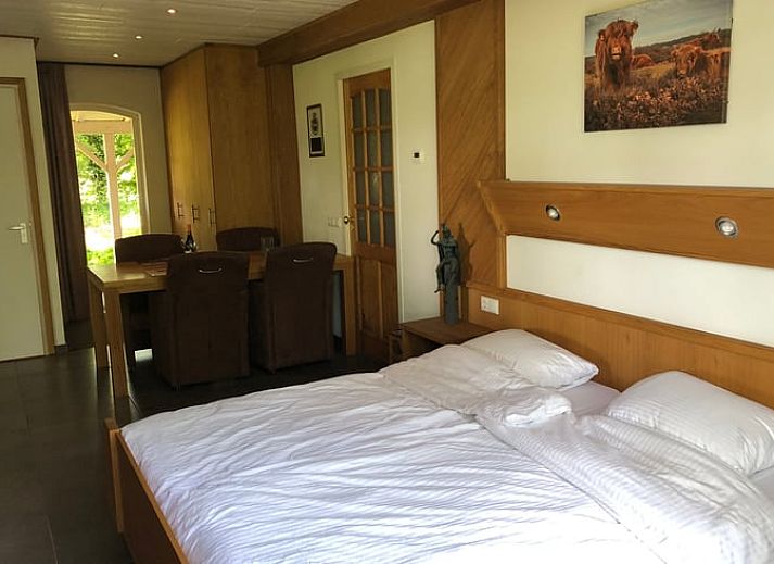 Ruime veranda van Vakantiehuisje in Cuijk, omgeven door groen in Noordoost Brabant, Noord Brabant.