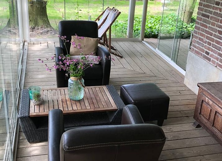 Ruime veranda van Vakantiehuisje in Cuijk, omgeven door groen in Noordoost Brabant, Noord Brabant.