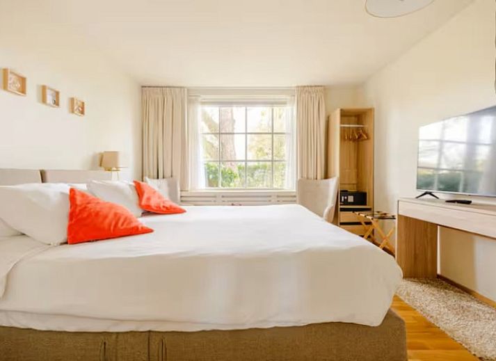 Westvleugel van luxe villa in Oss, Noord Brabant met prachtige tuin en groene omgeving.