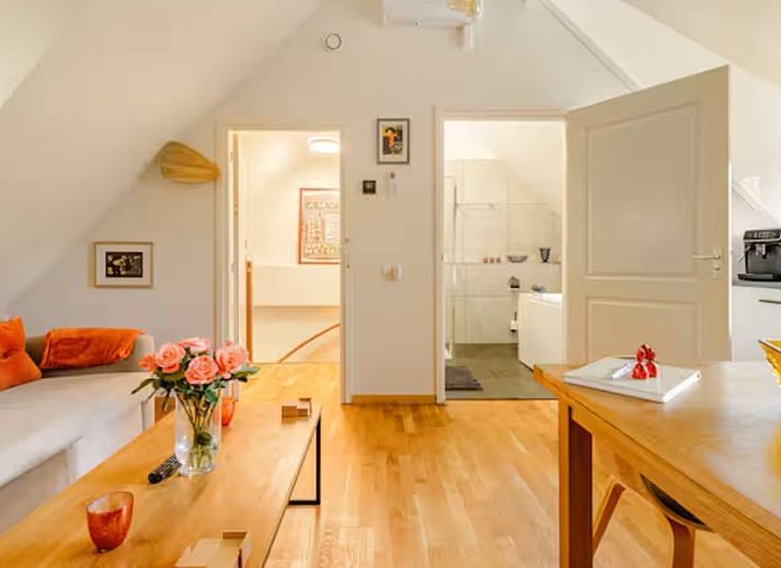 Westvleugel van luxe villa in Oss, Noord Brabant met prachtige tuin en groene omgeving.